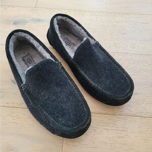 Men’s UGGs size 10 US with fur inside 
BRAND NEW